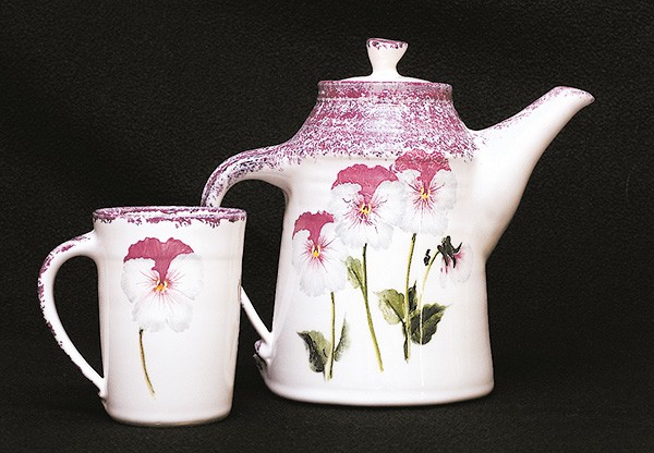 /online/TheHummData/listing media/Lis-Allison-teapot-%26-cup.jpg